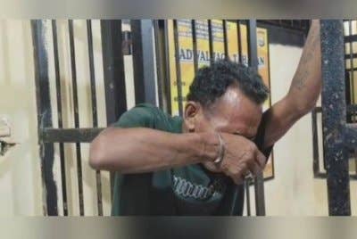 Seorang warga emas di Makassar, Indonesia menangis di balai polis selepas mendakwa diugut dengan parang oleh anak teman wanitanya kerana tidak merestui hubungan mereka.