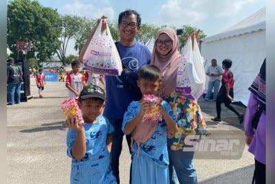 Norazuah sekeluarga ceria bersama barangan yang dimenangi ketika menyertai permainan B4U ketika mengunjungi Karnival Siang Malam Karangkraf 2025. 