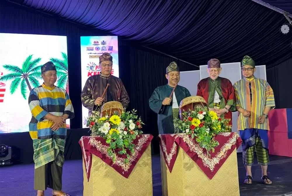 Mohd Amran (kanan) mengiringi Mohd Nassuruddin (tengah) dan Mohd Yusri (dua dari kiri) memukul gendang sebagai gimik penutupan FKRK 2025 pada Sabtu.