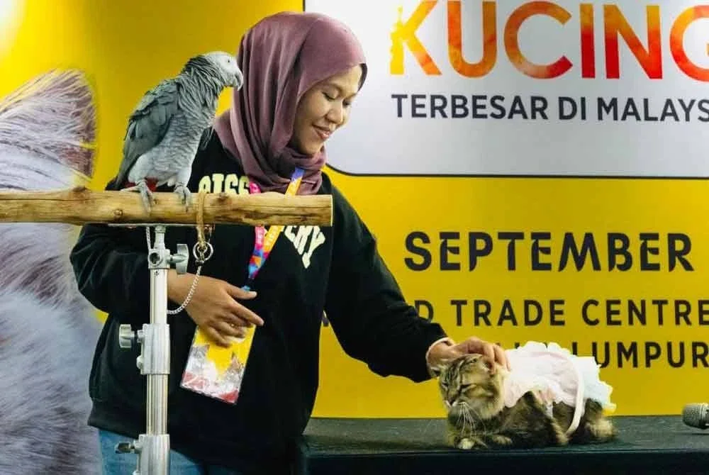 Norazrin bersama Michael dan Tam ketika menyertai satu ekspo pada tahun lepas.