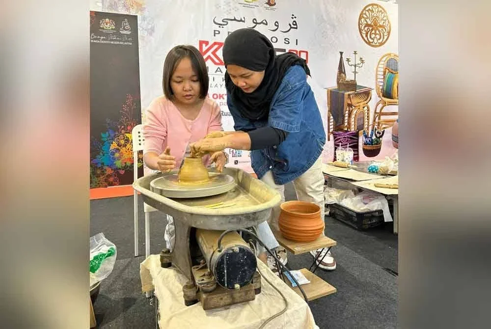 Selain menjalankan kelas di premisnya sendiri, Nur Syazwani Izyan juga sering dijemput menghadiri pelbagai program komuniti dan karnival di seluruh negeri untuk mengadakan demonstrasi dan bengkel seramik.