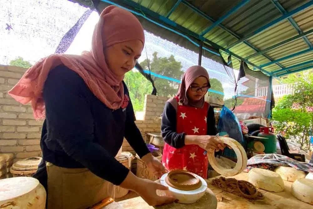 Setakat ini perniagaan Nur Syazwani Izyan (kiri) dibantu oleh tiga orang pembantu bagi memastikan operasi harian berjalan lancar.