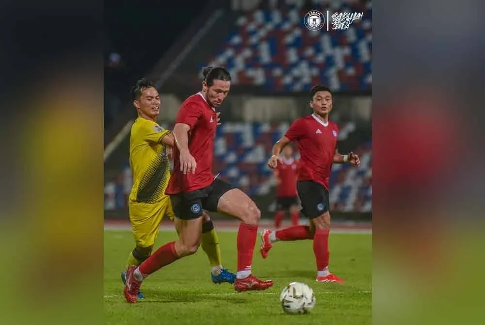 Aksi pemain Sabah, Daniel Ting (kiri) ketika berdepan DPMM FC dalam aksi pramusim di Stadium Likas, Kota Kinabalu. Foto: Sabah Football Club