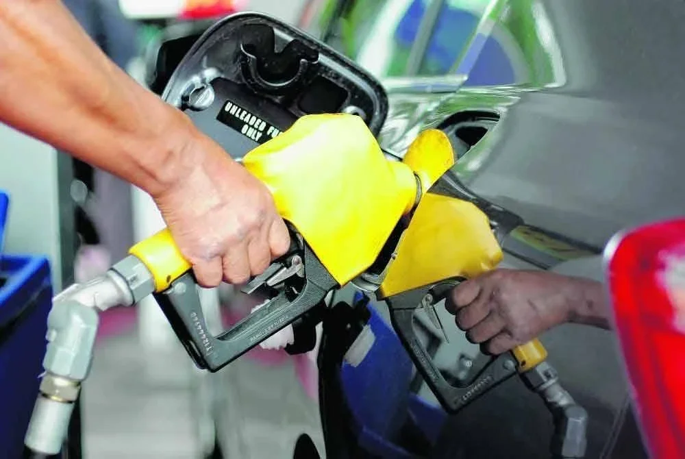 Harga petrol RON95 pada RM1.99 seliter untuk rakyat Malaysia. Gambar hiasan