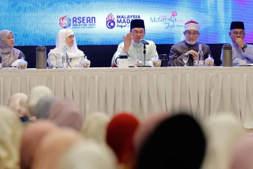 Anwar berucap pada Majlis Ilmu Madani di Kompleks Seri Perdana. Foto Bernama
