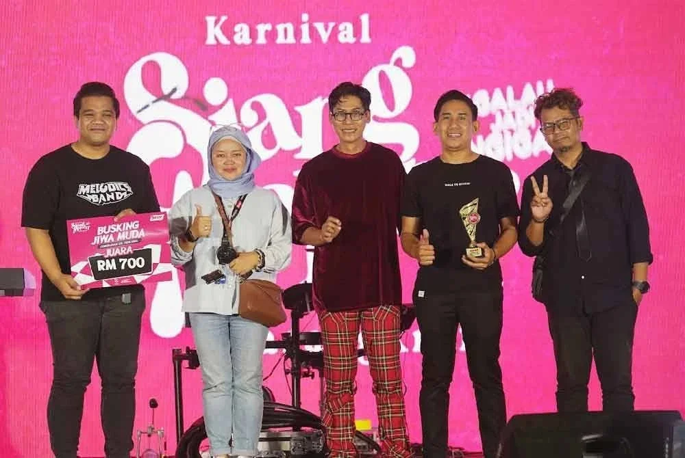 Melodies Buskers ketika diumum juara pertandingan Busking Jiwa Muda bergambar bersama Ketua Pegawai Eksekutif Grup Sinar Karangkraf, Farah Hussamuddin (dua dari kiri) dan Pengarah Projek Karnival Siang Malam Karangkraf 2025, Meen Tahrin (tiga dari kiri).