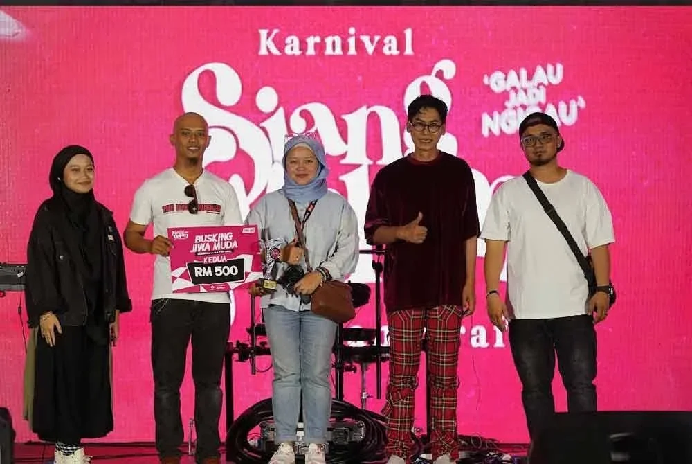 The Daun Buskers ketika diumum tempat kedua pertandingan Busking Jiwa Muda bergambar bersama Ketua Pegawai Eksekutif Grup Sinar Karangkraf, Farah Hussamuddin (dua dari kiri) dan Pengarah Projek Karnival Siang Malam Karangkraf 2025, Meen Tahrin (tiga dari kiri).