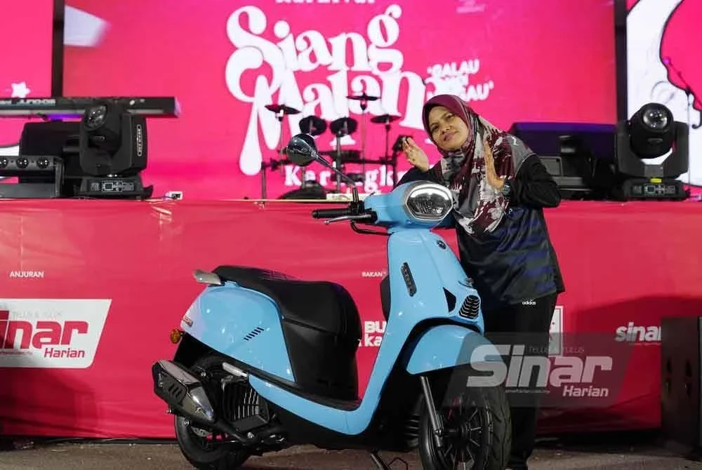 Kartini bersama motosikal yang dimenanginya.