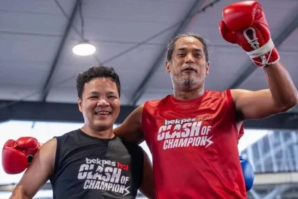 KJ (kanan) tumbangkan jaguh MMA, Saiful Merican