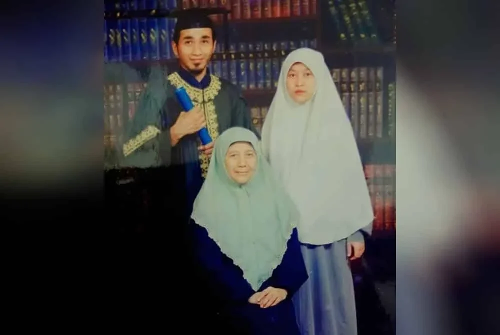 Jamal Ali Affendy (berdiri, kiri) bersama isteri dan ibunya, Jawahir