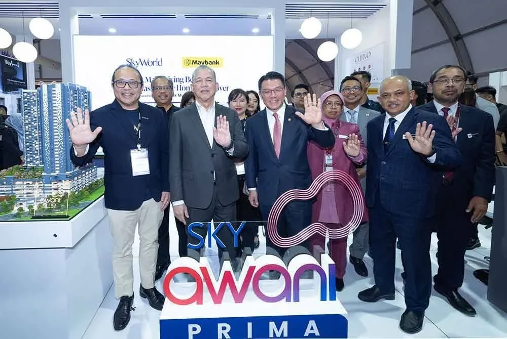 Dari kiri: Chee Seng; Timbalan Perdana Menteri II, Datuk Seri Fadillah Yusof; Menteri Pembangunan Kerajaan Tempatan, Nga Kor Ming; Timbalan Menteri Pembangunan Kerajaan Tempatan, Datuk Aiman Athirah Sabu dan Ketua Setiausaha KPKT, Datuk Wira M Noor Azman Taib sempena pengumuman kerjasama pembiayaan Maybank MyDeco bagi SkyAwani PRIMA Residences.