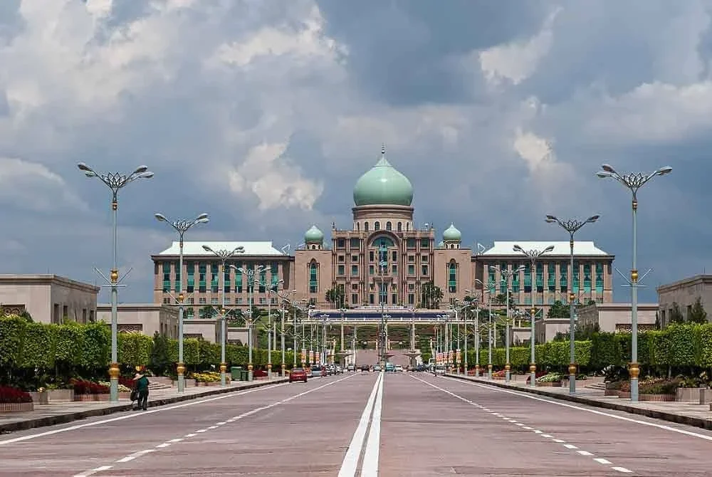 Pemimpin dari Thailand dan Kemboja dijangka bertemu di Putrajaya jam 3 petang pada isnin.
