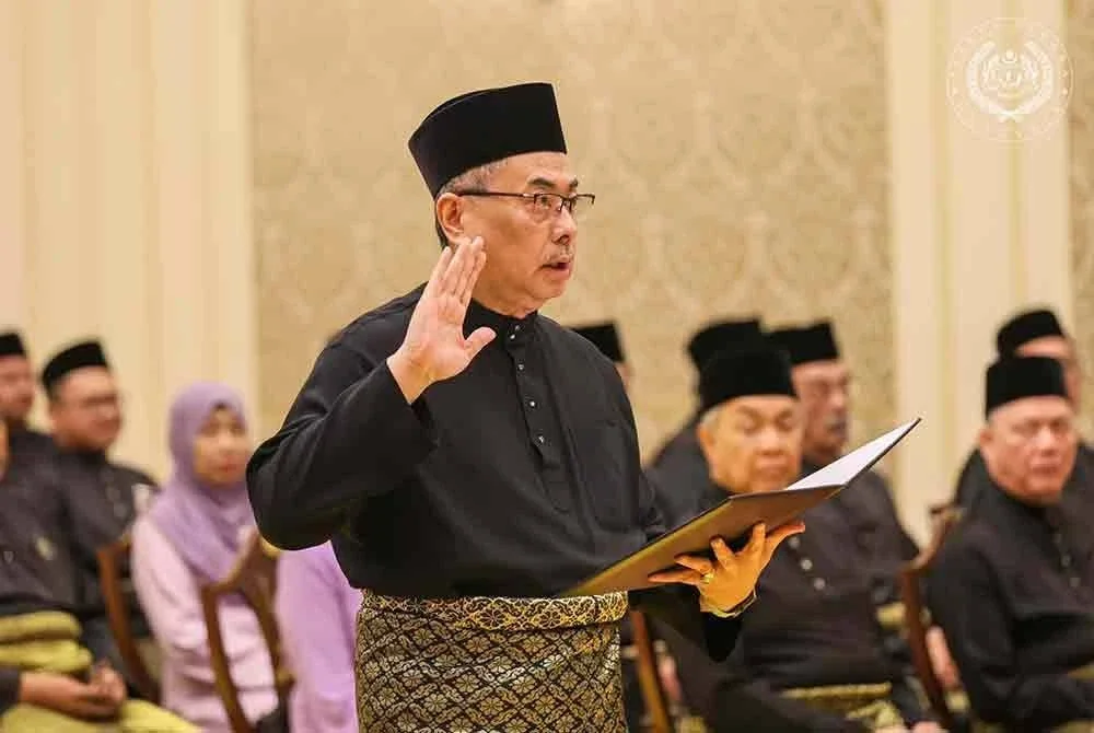 Wan Ahmad Farid mengangkat serta melafaz sumpah taat setia jawatan pada Istiadat Pengurniaan Suratcara Pelantikan Ketua Hakim Negara. Foto: Facebook Sultan Ibrahim Sultan Iskandar