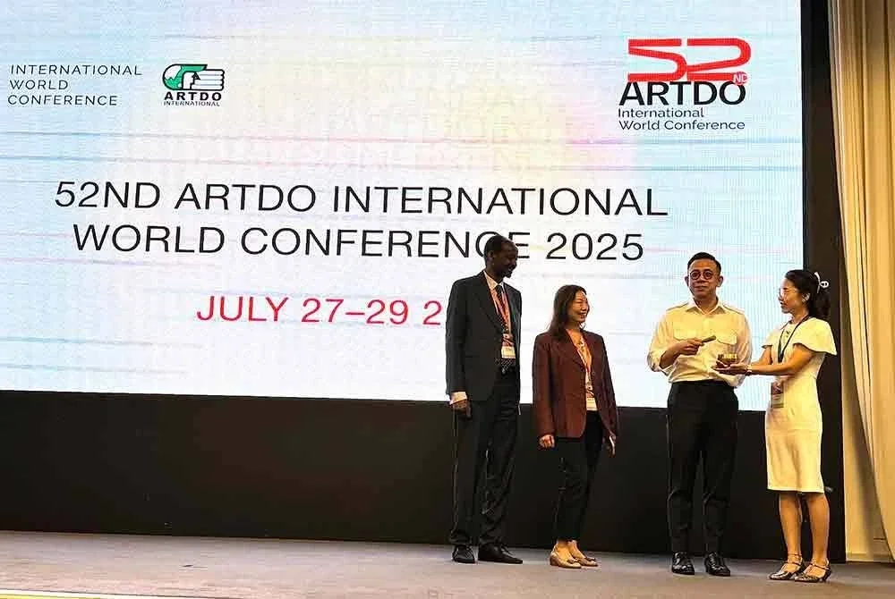 Steven Sim (dua dari kanan) merasmikan The 52nd ARTDO International Conference di George Town pada Isnin.
