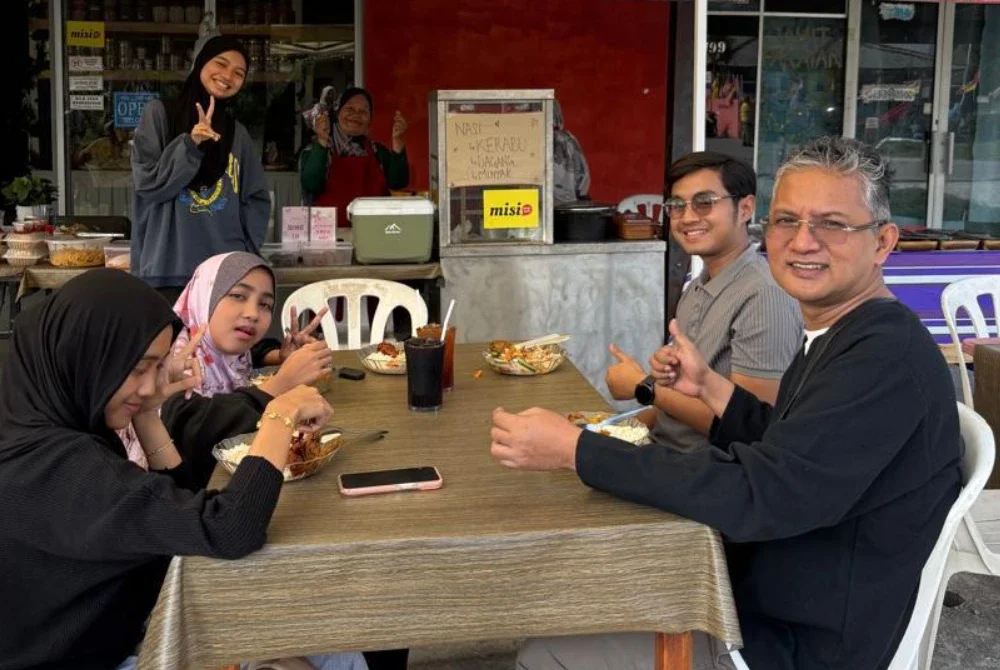 Beberapa pelanggan yang mengunjungi Ilya Café menunjukkan isyarat bagus. 