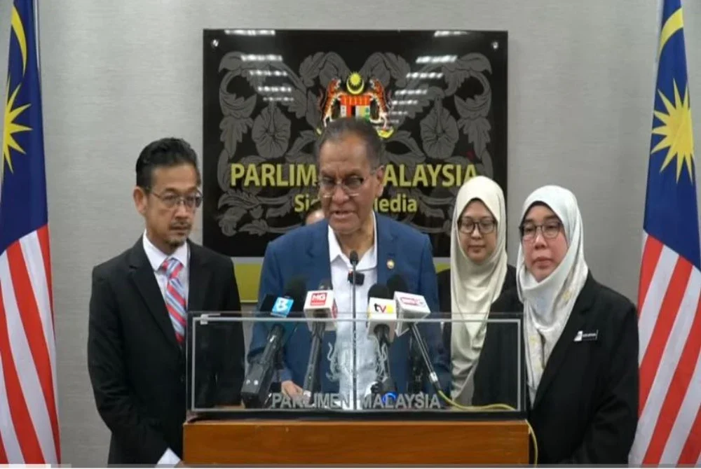 Dzulkefly (dua dari kiri) ketika sidang akhbar di Parlimen pada Isnin.