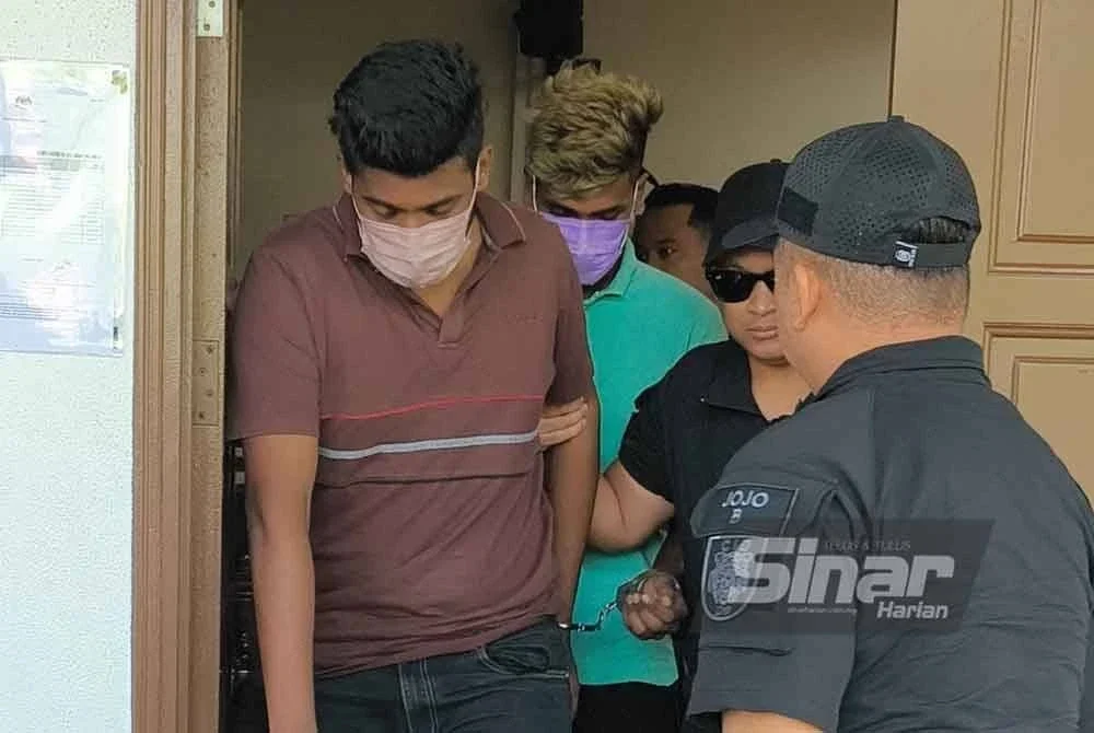Theshvinram (kiri) yang memakai baju berwarna coklat sementara Kirtik Ram (tengah) berbaju hijau dibawa ke Mahkamah Majistret Shah Alam pada Isnin, bagi menghadapi dua kes melarikan dan mencederakan seorang penunggang motosikal yang dihumban ke dalam sebuah lori, minggu lalu. -FOTO: SINAR HARIAN