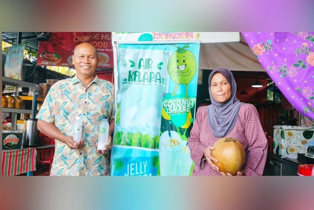 Abu Hassan bersama isterinya, Suhaida Mat Yusof,49 dan hasil produk kelapa yang diusahakan sendiri.