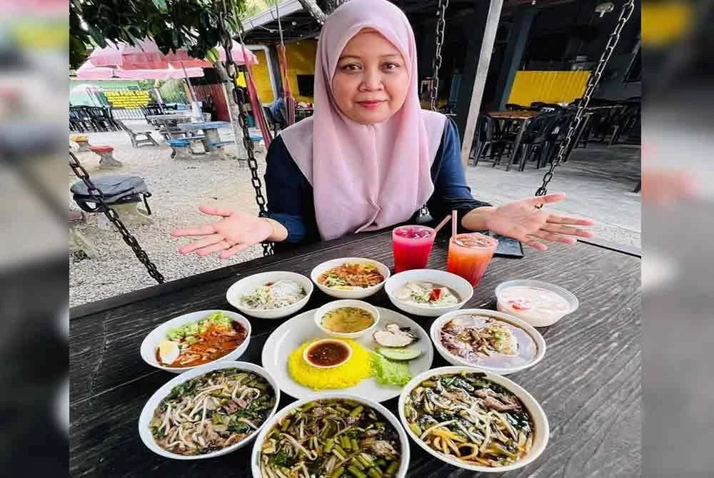 Zuliana menunjukkan menu makanan murah di kedainya.