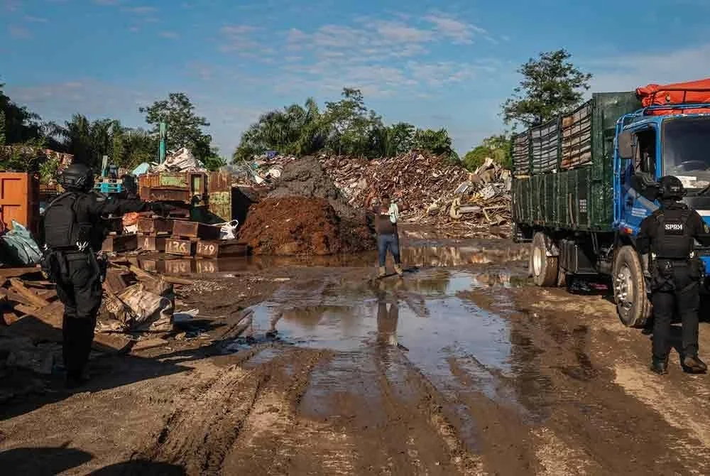 Pasukan Anti Corruption Tactical Squad (ACTS) SPRM ketika melakukan serbuan dalam operasi khas ‘Ops Metal’ di tempat penyimpanan dan pemprosesan besi buruk di Jalan Bukit Minyak. Foto Bernama