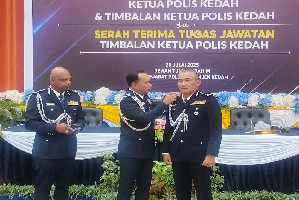 Ibrahim memakaikan lencana pangkat Komisioner Polis kepada Adzli dalam sebuah majlis di IPK Kedah pada Isnin.