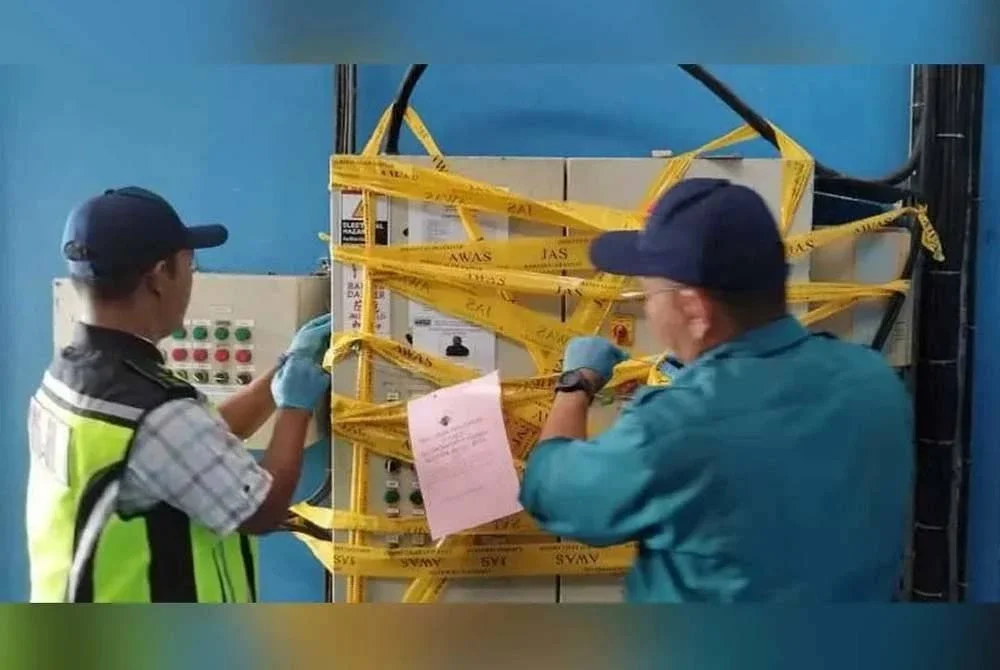 JAS Kedah mengambil tindakan tegas terhadap kilang sarung tangan getah di Kulim yang melepaskan air berbuih ke dalam longkang awam. Foto JAS