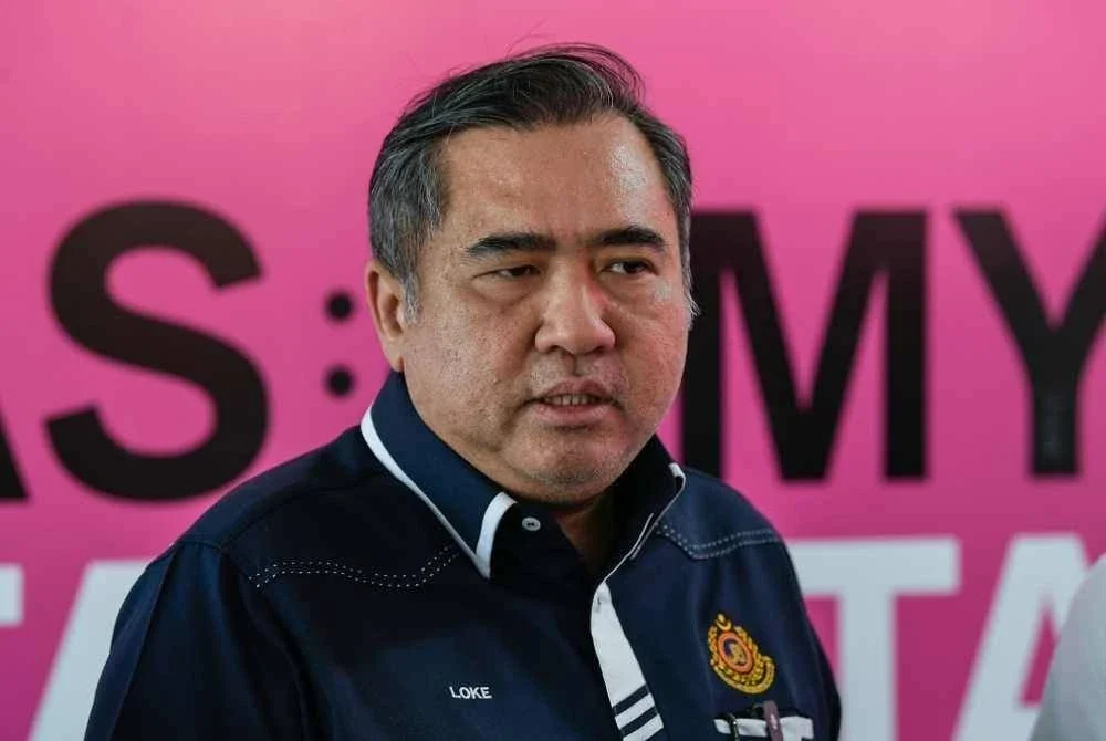 Anthony memberi penerangan ketika sidang media selepas pelancaran perkhidmatan bas berhenti-henti BAS.MY di Dataran Medan pada Isnin. Foto Bernama