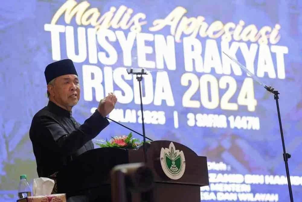 Ahmad Zahid menyampaikan ucapan pada Majlis Apresiasi Program Tuisyen Rakyat RISDA pada Isnin. Foto Bernama