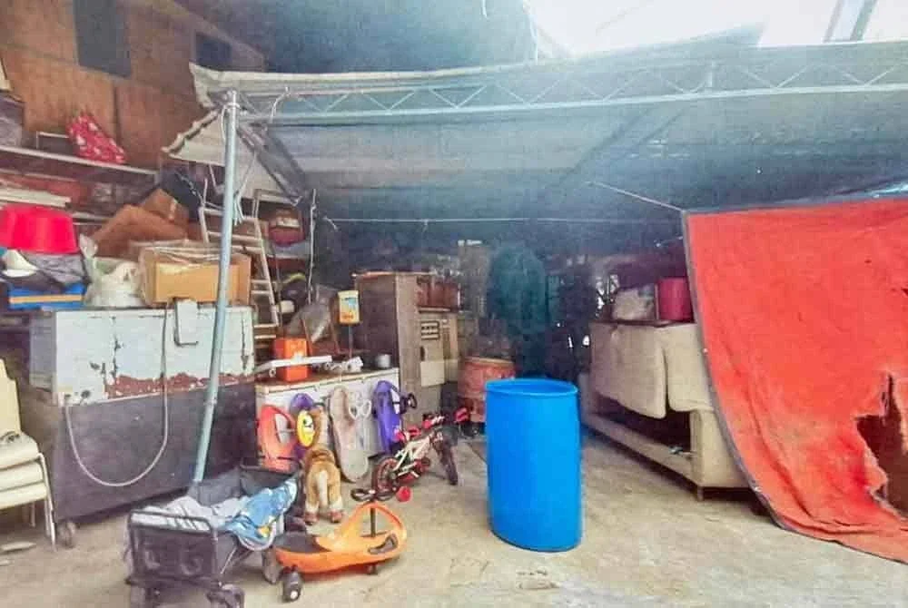 Keadaan gudang yang menempatkan 20 kanak-kanak termasuk bayi 15 hari diserbu pihak JKM dan PDRM.