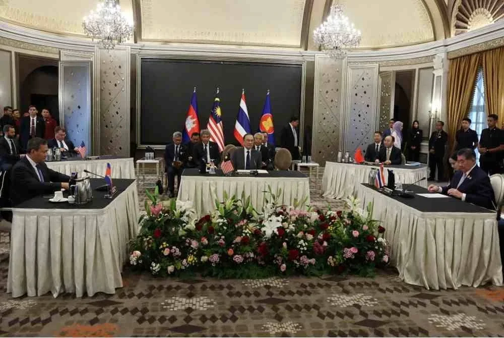 Anwar (tengah) ketika mesyuarat khas bersama Perdana Menteri Kemboja, Hun Manet (kiri) dan Pemangku Perdana Menteri Thailand, Phumtham Wechayachai (kanan) di Kompleks Seri Perdana pada Isnin. Foto Bernama