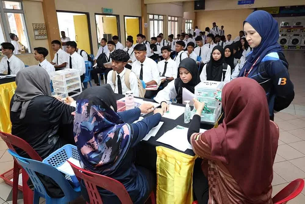 Antara pelajar baharu yang mendaftar masuk ke PSAS, Behrang di sini pada Ahad bagi Sesi 1 2025/2026.