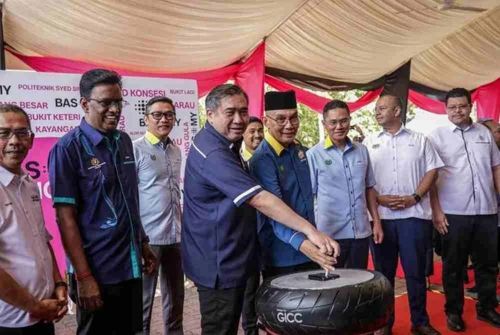 Anthony (empat, kiri) melakukan gimik pelancaran pada Majlis Pelancaran Program Transformasi Bas Henti-Henti Bas.My Kangar di Dataran Dato Sheikh Ahmad, Kangar pada Isnin. Foto Bernama