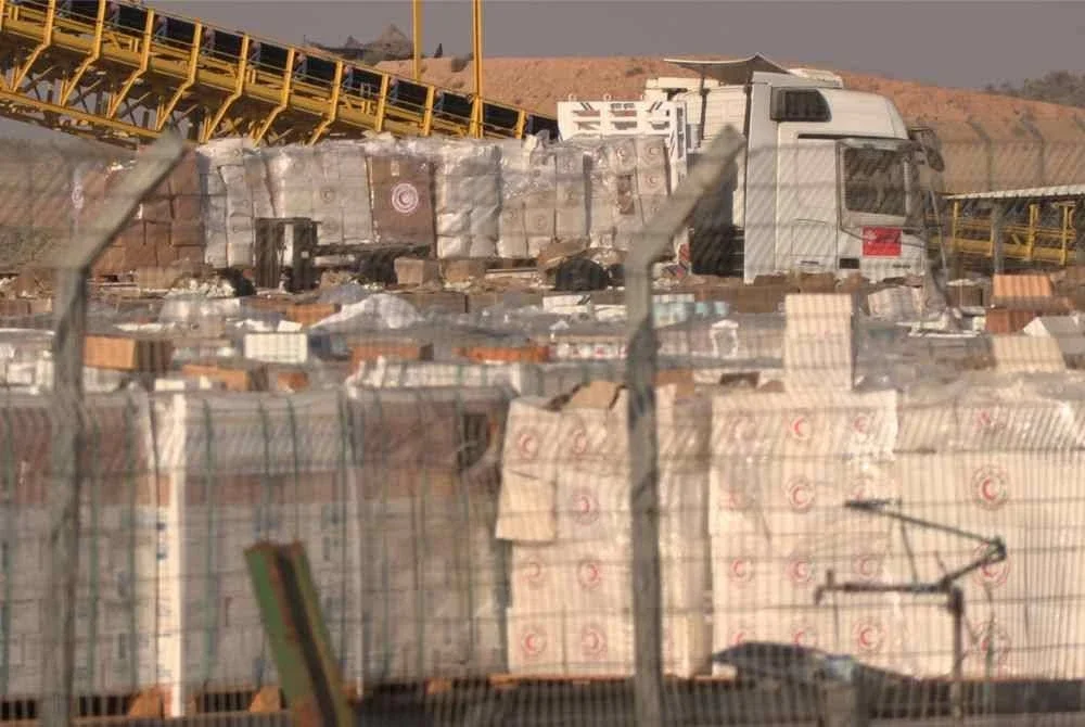 Sebuah lori membawa bantuan kemanusiaan di lintasan Kerem Shalom yang terletak di antara selatan Israel dan Semenanjung Gaza pada 27 Julai 2025. Foto AFP