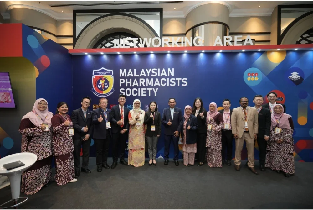 Dr Amrahi (tengah) menyampaikan mesej tegas dan lantang mengenai peningkatan penggunaan vape, khususnya dalam kalangan remaja.