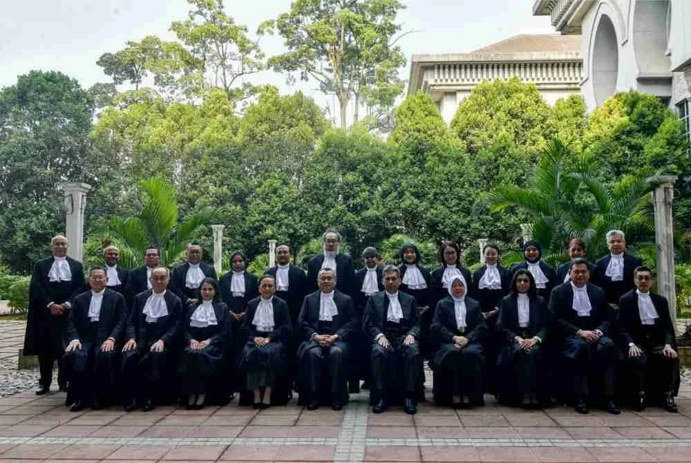 Wan Ahmad Farid (duduk lima, kiri) bergambar kenangan selepas Majlis Mengangkat Sumpah Jawatan dan Taat Setia Presiden Mahkamah Rayuan, Hakim Besar Sabah dan Sarawak, Hakim Mahkamah Rayuan dan Hakim Mahkamah Tinggi di Istana Kehakiman pada Isnin. Foto Bernama