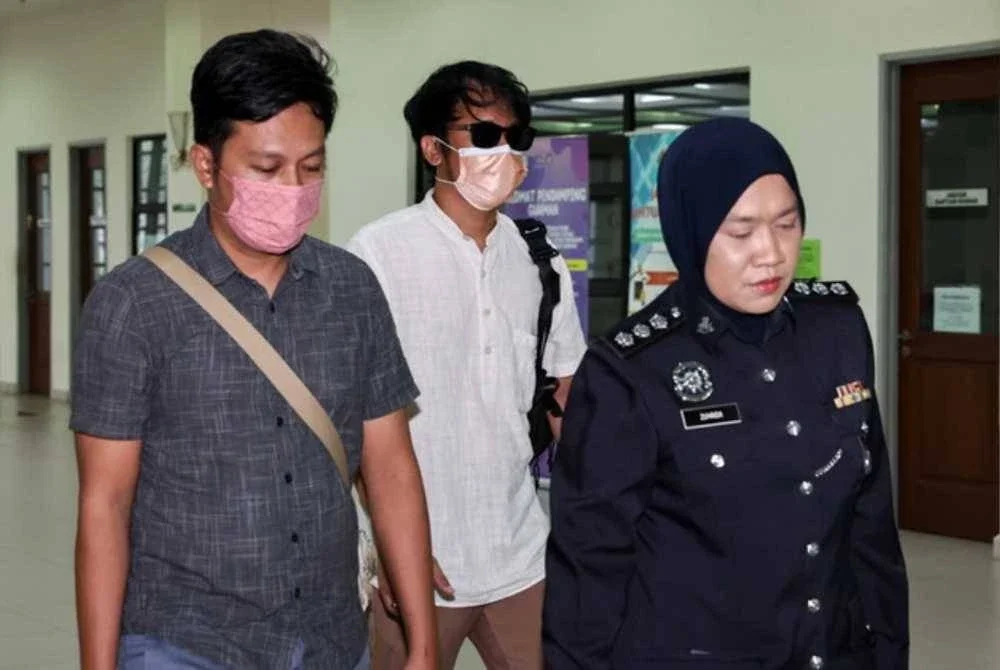 Tengku Nizaruddin (kiri) dan adiknya, Tengku Abdul Aziz (dua, kiri) masing-masing dihukum penjara sebulan dan didenda RM1,500 oleh Mahkamah Majistret Muar kerana membuat laporan palsu. Foto Bernama