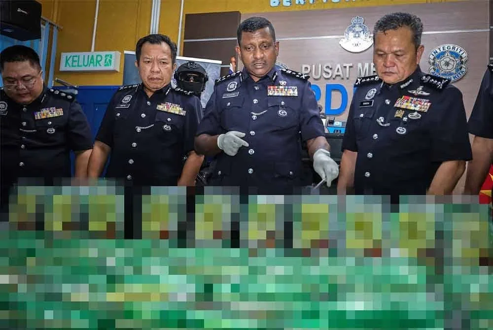 Hussein (dua, kanan) pada sidang media berhubung kejayaan polis menumpaskan sindiket pengedaran dadah ketulan kristal disyaki dadah jenis syabu pada Isnin. Foto Bernama