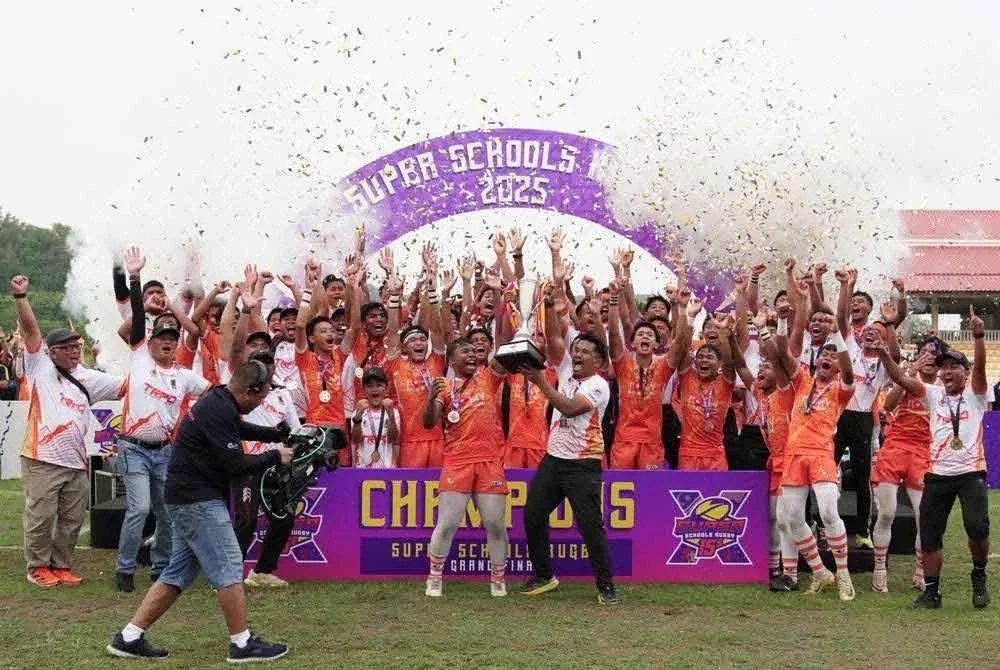 Para pemain MRSM Balik Pulau meraikan kejayaan meraih kejuaraan Kejohanan Ragbi Super Schools.