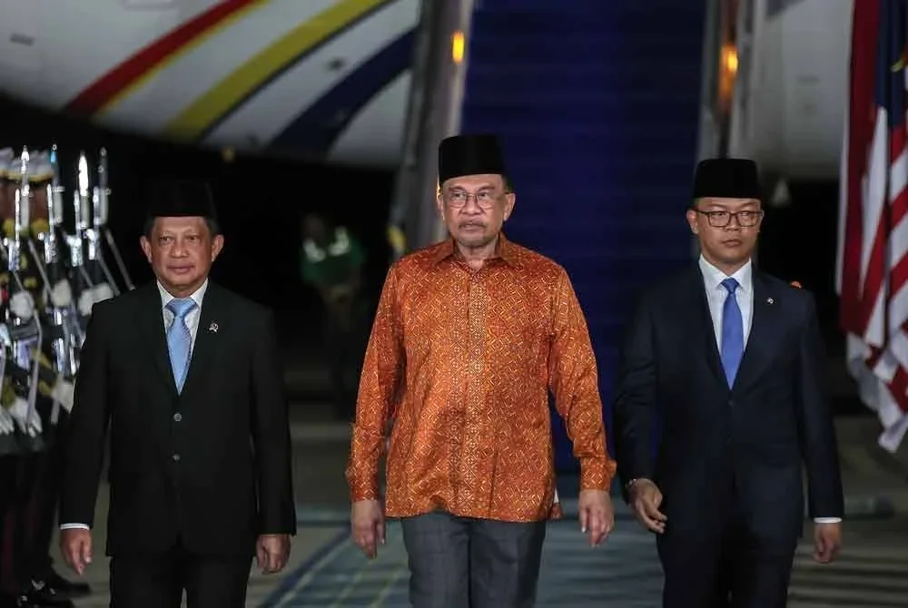 Anwar tiba di Lapangan Terbang Antarabangsa Halim Perdanakusuma pada 7.34 malam waktu tempatan. Foto Bernama