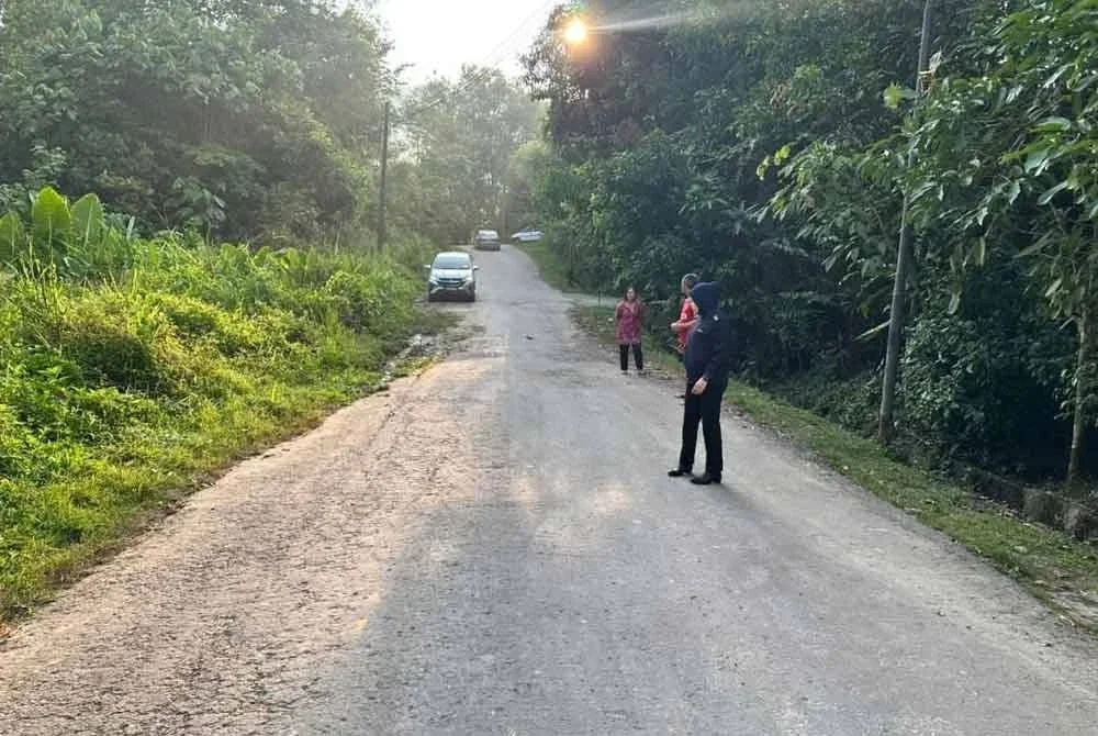 Mangsa dipercayai dilanggar sebuah kenderaan ketika berjalan bersama anak lelakinya di Jalan Kampung Kimbabangan, Penampang pada Sabtu lepas.