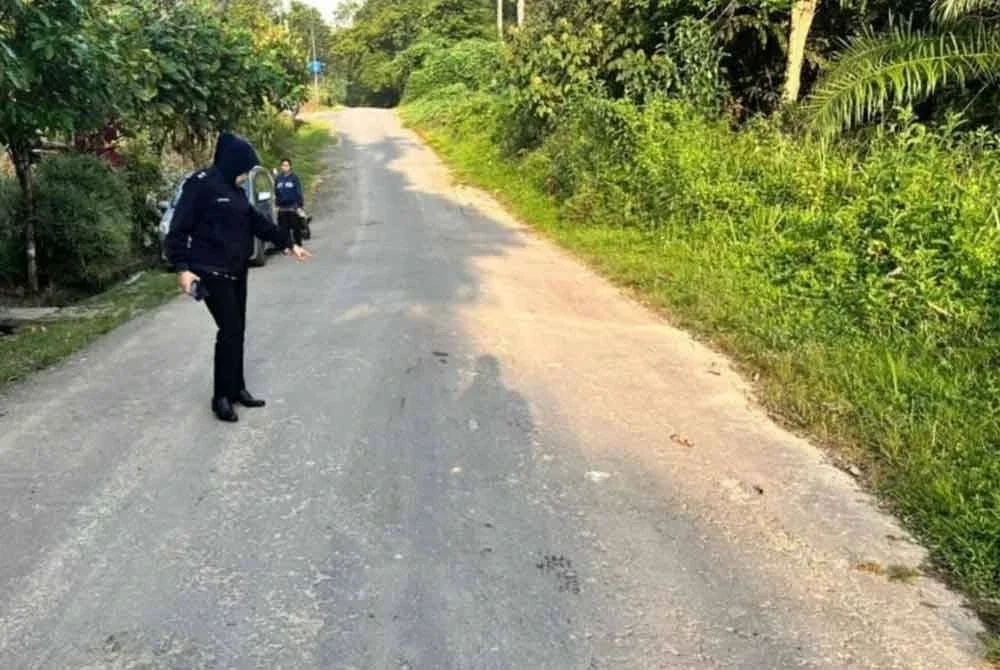 Polis meninjau lokasi kejadian di Jalan Kampung Kimbabangan, Penampang.