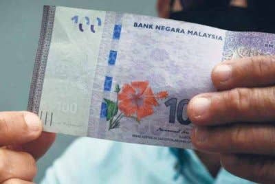 Perdana Menteri, Datuk Seri Anwar Ibrahim mengumumkan pemberian RM100 secara sekali beri kepada setiap warganegara berusia 18 tahun dan ke atas. Gambar hiasan