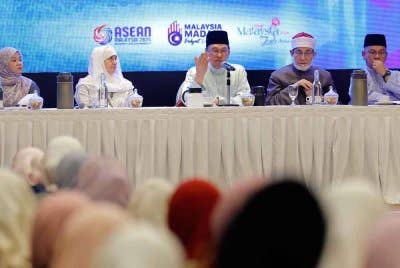 Anwar berucap pada Majlis Ilmu Madani di Kompleks Seri Perdana. Foto Bernama