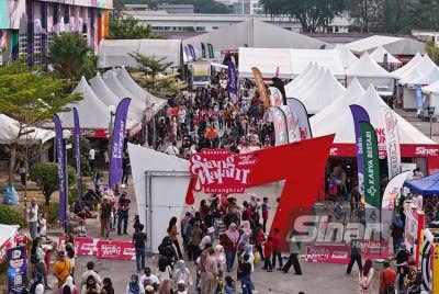Karnival Siang Malam Karangkraf berlangsung selama tiga hari di Karangkraf, Shah Alam bermula dari Jumaat hingga Ahad.