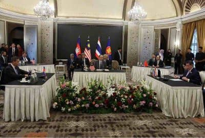 Anwar (tengah) ketika mesyuarat khas bersama Perdana Menteri Kemboja, Hun Manet (kiri) dan Pemangku Perdana Menteri Thailand, Phumtham Wechayachai (kanan) di Kompleks Seri Perdana pada Isnin. Foto Bernama
