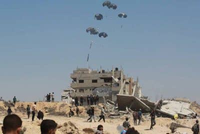 Jordan bersama Emiriah Arab Bersatu (UAE) menggugurkan bantuan makanan di bahagian utara Gaza pada Ahad. Foto AFP