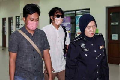 Tengku Nizaruddin (kiri) dan adiknya, Tengku Abdul Aziz (dua, kiri) masing-masing dihukum penjara sebulan dan didenda RM1,500 oleh Mahkamah Majistret Muar kerana membuat laporan palsu. Foto Bernama