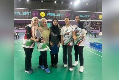 Tengku Ilisha Ameera (dua dari kanan) bersama peserta kejohanan badminton di Kuantan.