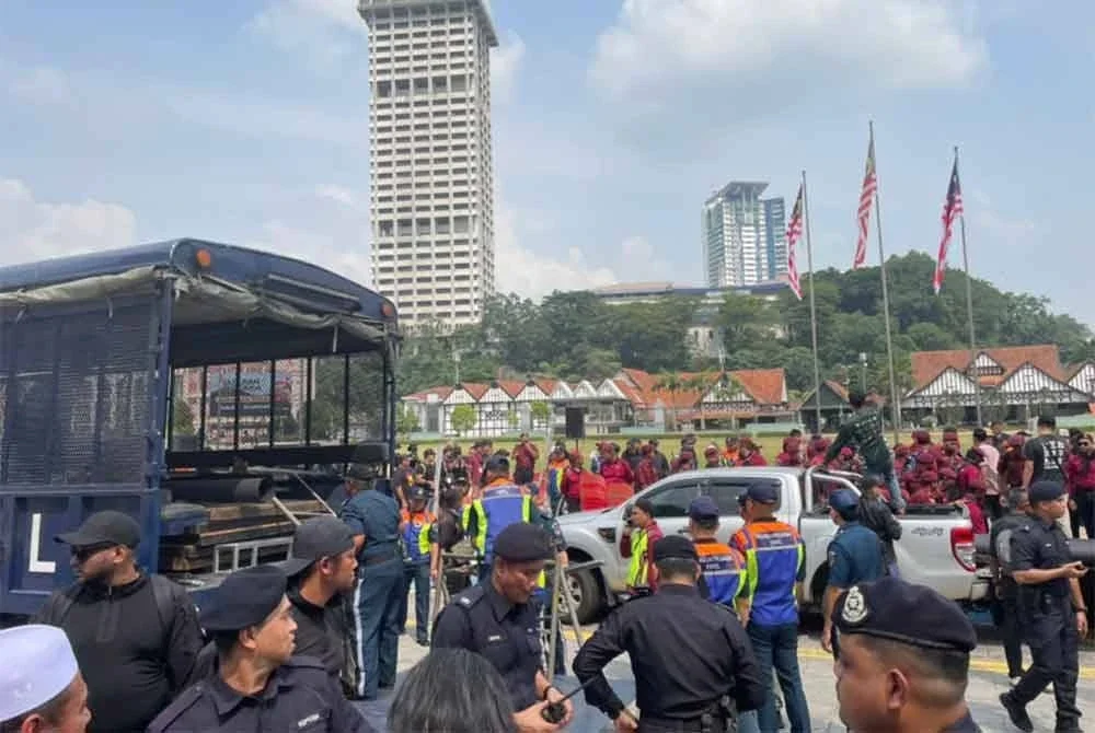 Demonstrasi di ibu kota minggu lalu mungkin adalah pesta bagi sesetengah orang. Tapi bagi yang lain, ia mungkin menunjukkan rasa hati mereka.