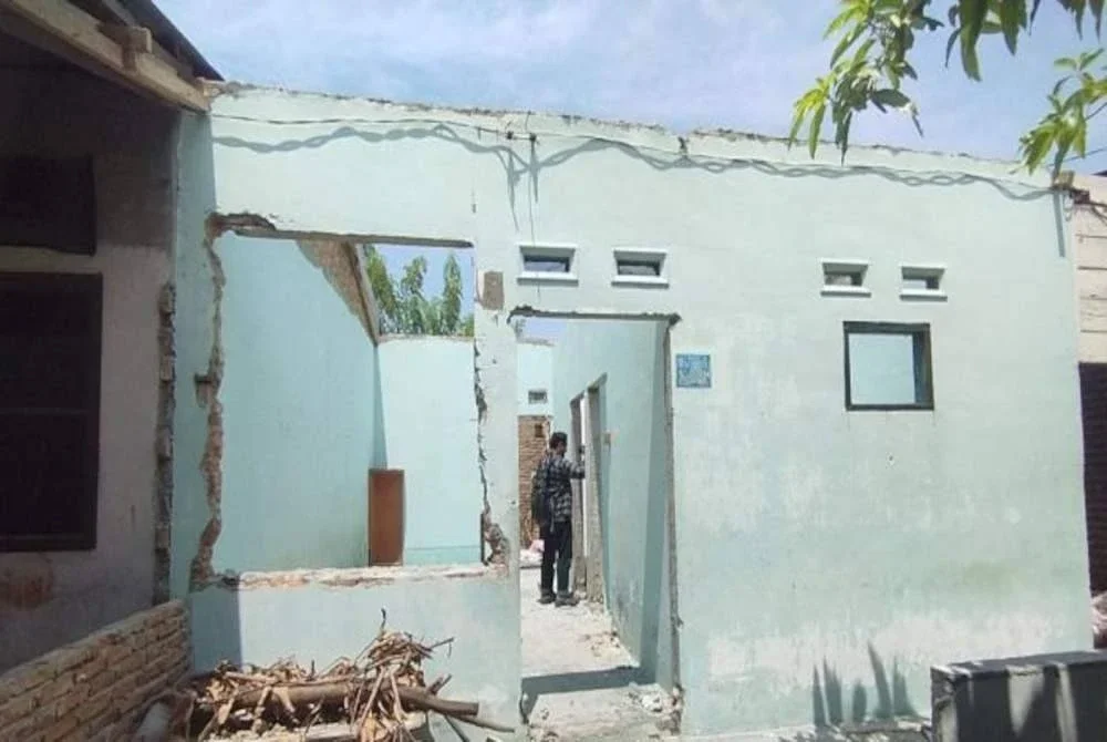 Seorang lelaki terkejut apabila rumah yang disewanya hanya tinggal dinding. Penyewa rumahnya bertindak melarikan tingkap, bumbung dan pintu rumah.